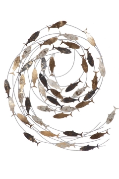 Gestileerde spiraalvormige wanddecoratie met metalen vissen in gouden, zilveren en zwarte tinten op een witte achtergrond.