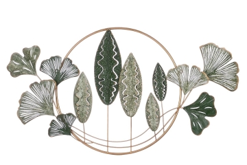 Groene wanddecoratie met bladeren in diverse vormen en texturen, omlijst door een gouden cirkel. Elegante en moderne uitstraling.