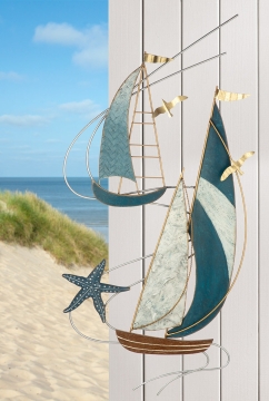 Metalen wanddecoratie van zeilboten, bruin en wit gekleurd, met vogels bovenop en fijne details in de zeilen.