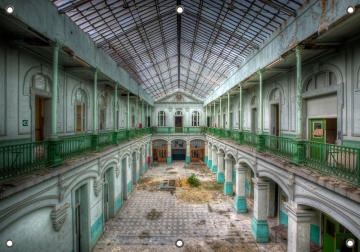 Tuinposter Urban building 70x100