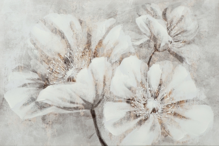 Witte bloemen met subtiele grijze en beige accenten, tegen een effen, lichtgekleurde achtergrond. Witte bloemen met subtiele grijze en beige accenten, tegen een effen, lichtgekleurde achtergrond.