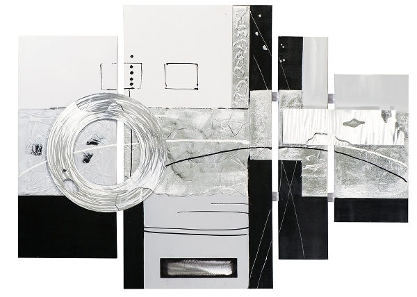 Abstracte compositie in zwart, wit en zilver met cirkelvormige en rechthoekige elementen, met subtiele texturen en lijnen.