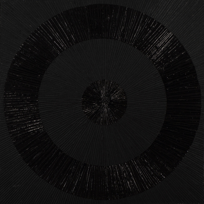 Zwart abstract kunstwerk met concentrische cirkels, variërend in textuur en glans, tegen een uniforme zwarte achtergrond.