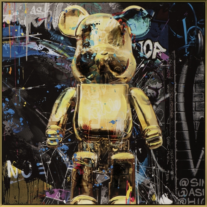 Gouden beeldje van een teddybeer met graffiti-achtige achtergrond in opvallende kleuren en abstracte spetters. Gouden beeldje van een teddybeer met graffiti-achtige achtergrond in opvallende kleuren en abstracte spetters.