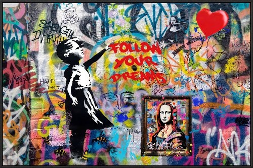 Een kleurrijke straatkunstmuur met graffiti, waaronder een silhouet van een meisje, de tekst "FOLLOW YOUR DREAMS!" en een Mona Lisa-portret.