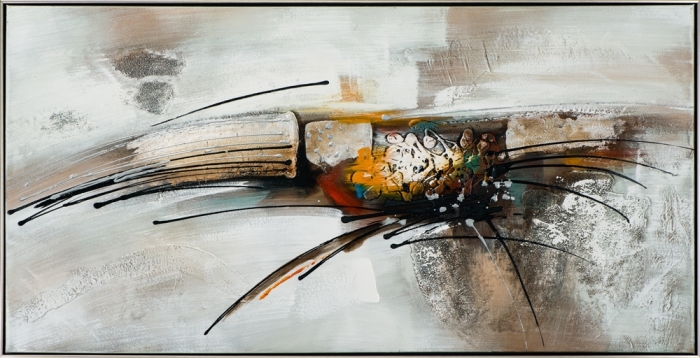 Abstract schilderij met zachte tinten grijs en aardetinten, met dynamische zwarte lijnen en een kleurrijk centraal element.