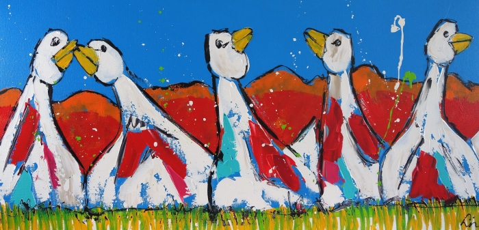 Vijf kleurrijke, abstracte vogels met witte lichamen en gele snavels staan tegen een heldere blauwe achtergrond. Vijf kleurrijke, abstracte vogels met witte lichamen en gele snavels staan tegen een heldere blauwe achtergrond.