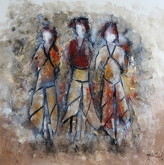 Drie abstracte figuren in warme aardetinten, tegen een ruwe, gemêleerde achtergrond met texturen van bruin en grijs.