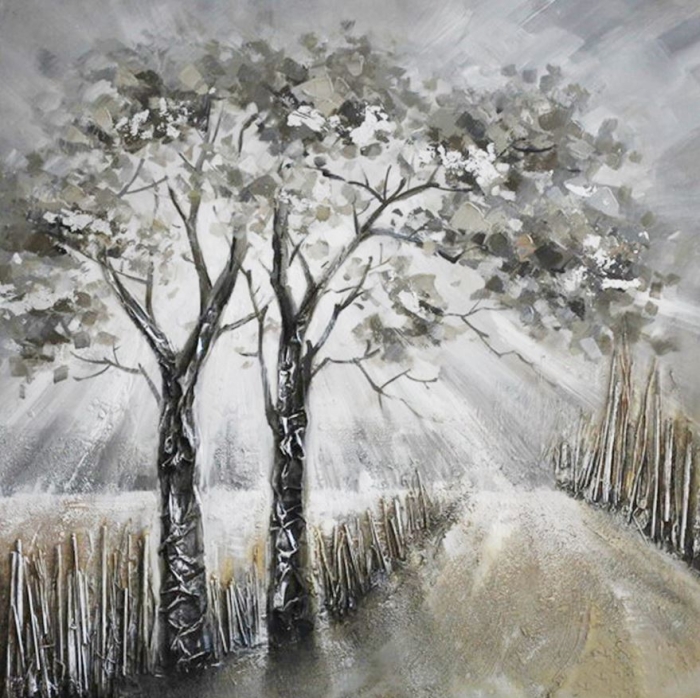 Twee sierlijke bomen met grijze en witte bladeren staan tegen een abstracte achtergrond van zacht licht en een modderige pad. Twee sierlijke bomen met grijze en witte bladeren staan tegen een abstracte achtergrond van zacht licht en een modderige pad.