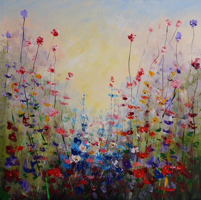 Kleurige bloemen in vibrante tinten van rood, blauw en paars, tegen een zachte, gele achtergrond in een abstracte stijl.
