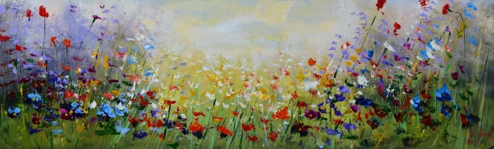 Kleurige bloemenweide met diverse tinten rood, blauw, paars en geel tegen een zachte achtergrond van lichtblauw en crème.