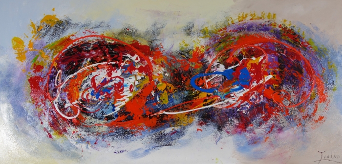 Dynamisch abstract kunstwerk met vurige rode, blauwe en paarse swirls, tegen een zachte, lichte achtergrond.