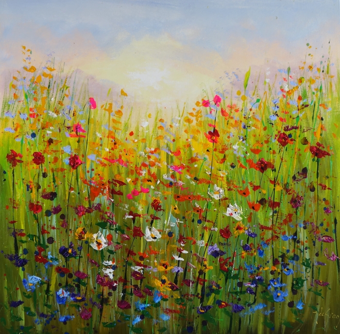 Kleurrijke wilde bloemen in een weelderig groen veld, met diverse tinten rood, blauw, en geel onder een zachte hemel. Kleurrijke wilde bloemen in een weelderig groen veld, met diverse tinten rood, blauw, en geel onder een zachte hemel.