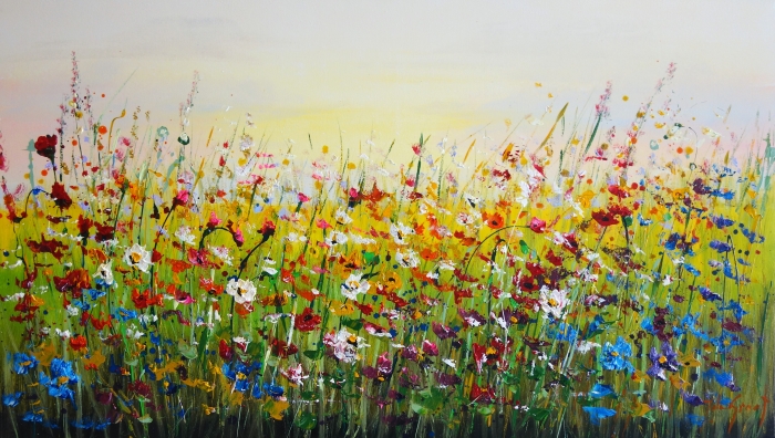 Kleinbloemige veld met kleurrijke bloemen in rood, geel, blauw en wit, tegen een zachte gele achtergrond. Kleinbloemige veld met kleurrijke bloemen in rood, geel, blauw en wit, tegen een zachte gele achtergrond.