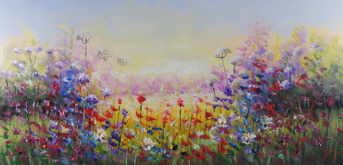 Kleurrijke bloemen in diverse tinten rood, blauw en paars, omringd door een zachte, zonovergoten achtergrond.