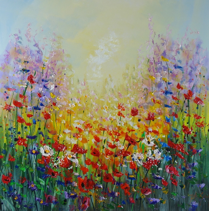 Kleurrijk veld met bloemen in rood, geel en paars, onder een zachte, heldere lucht vol lichte tinten. Kleurrijk veld met bloemen in rood, geel en paars, onder een zachte, heldere lucht vol lichte tinten.
