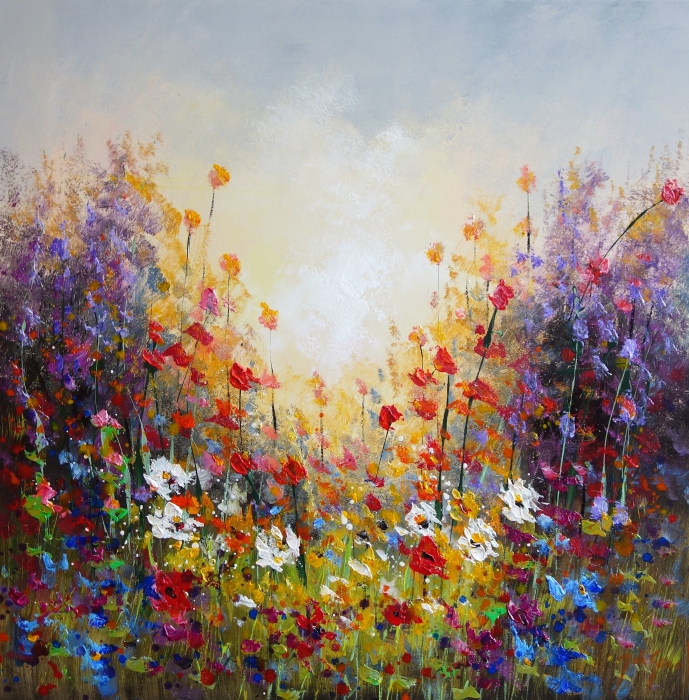 Kleurrijke bloemenweide met rode, paarse en witte bloemen tegen een zachte, lichte achtergrond. Kleurrijke bloemenweide met rode, paarse en witte bloemen tegen een zachte, lichte achtergrond.