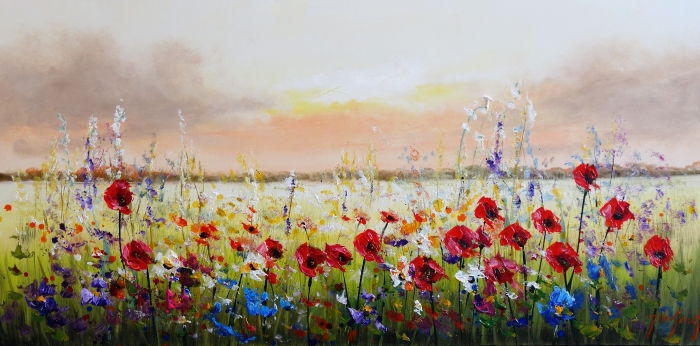 Heldere rode klaprozen en kleurrijke paarse bloemen bloeien in een veld onder een zachte, pastelkleurige lucht.