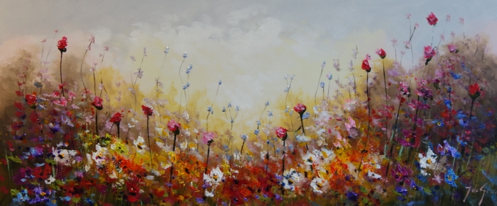 Kleurrijke bloemen in verschillende tinten rood, paars en wit, tegen een zachte, lichtgele achtergrond in impressionistische stijl.