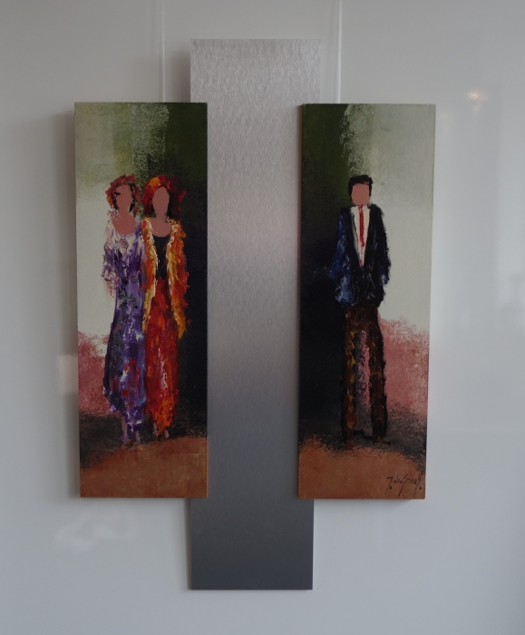 Abstracte schilderij met twee vrouwen in levendige kleuren en een man in zwart-wit, tegen een metallic achtergrond.