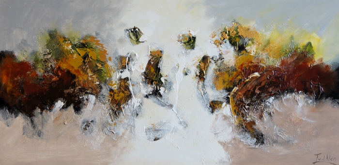 Abstract schilderij met warme kleuren zoals bruin, oranje en groen, op een zachter grijze achtergrond met dynamische textuur.