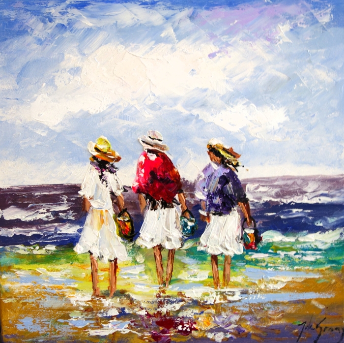 Drie vrouwen in witte jurken en hoeden lopen langs de kust, met felgekleurde emmers in hun handen, tegen een blauwe lucht.