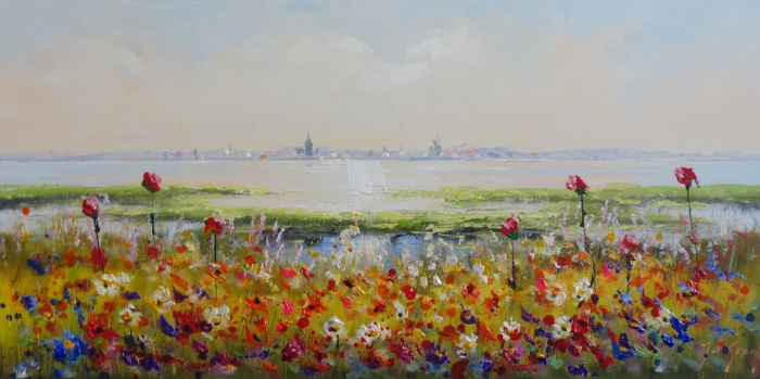 Kleurvolle bloemenvelden met rode rozen en een rustige horizon, grenzend aan een kalme zee onder een lichte hemel. Kleurvolle bloemenvelden met rode rozen en een rustige horizon, grenzend aan een kalme zee onder een lichte hemel.
