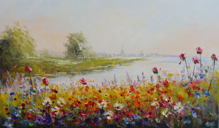 Kleurrijke bloemenweide met rode, paarse en witte bloemen aan een kalm water, tegen een zachte pastelachtergrond.