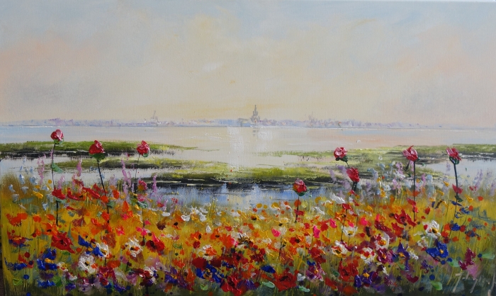 Kleurrijke bloemen in diverse tinten, met rode rozen en blauwe accenten, tegen een serene waterachtergrond en heldere lucht. Kleurrijke bloemen in diverse tinten, met rode rozen en blauwe accenten, tegen een serene waterachtergrond en heldere lucht.