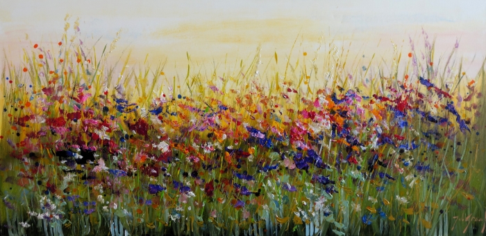 Kleurige veldbloemen in een kleurrijke compositie met gele, paarse, pink en rode tonen, omringd door groen gras. Kleurige veldbloemen in een kleurrijke compositie met gele, paarse, pink en rode tonen, omringd door groen gras.