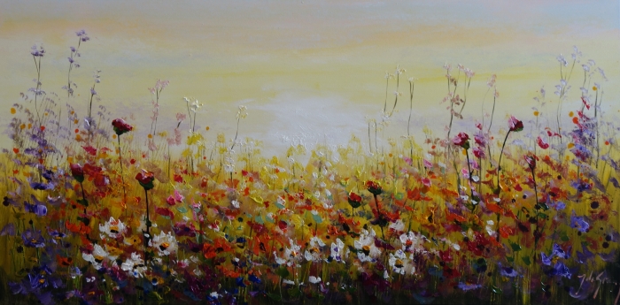 Kleurrijke bloemenweide met rode, paarse en witte bloemen tegen een zachte gele lucht, straalt een vrolijke en serene sfeer uit.