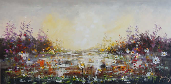 Kleurrijke bloemenweide met witte en paarse bloemen, omlijst door een gouden ochtendhemel en reflecties op het water. Kleurrijke bloemenweide met witte en paarse bloemen, omlijst door een gouden ochtendhemel en reflecties op het water.