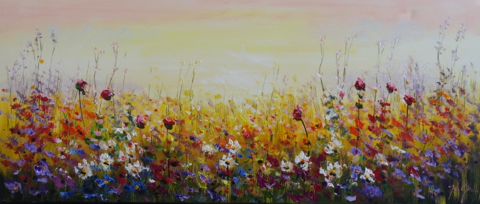 Een kleurrijke weide vol bloemen in roestrood, paars en wit, tegen een zachte gele achtergrond met een lichtroze lucht. Een kleurrijke weide vol bloemen in roestrood, paars en wit, tegen een zachte gele achtergrond met een lichtroze lucht.