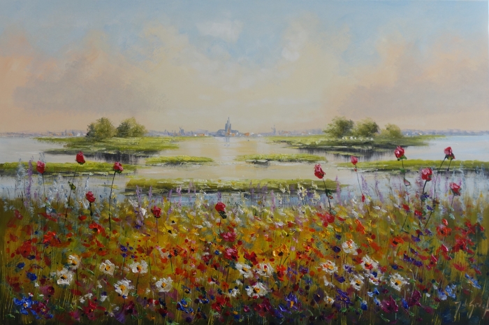 Kleurrijke bloemenvelden met rode rozen en paarse bloemen, voor een serene waterpartij onder een zachte blauwe lucht.