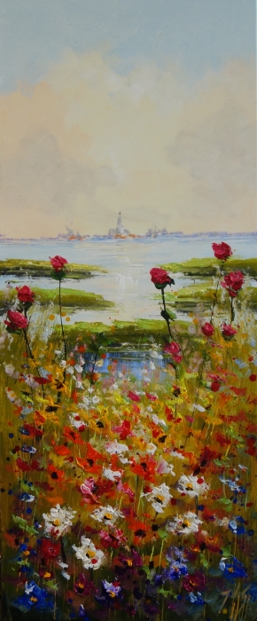 Kleurrijke bloemenweide met felroze rozen en een achtergrond van serene wateren onder een zachte blauwe lucht. Kleurrijke bloemenweide met felroze rozen en een achtergrond van serene wateren onder een zachte blauwe lucht.