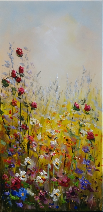 Kleurrijke bloemenweide met rode rozen, witte en paarse bloemen tegen een warme, gele achtergrond en zachte, blauwe luchtondergrond. Kleurrijke bloemenweide met rode rozen, witte en paarse bloemen tegen een warme, gele achtergrond en zachte, blauwe luchtondergrond.