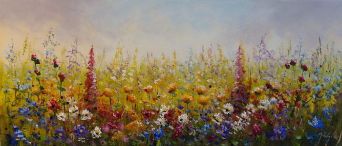 Kleurrijke bloemenwei met heldere rozen, blauwe, paarse en gele bloemen tegen een zachtgele en lichtblauwe lucht.