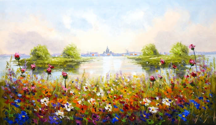 Kleurrijke bloemenvelden in verschillende tinten met een rustige waterreflectie en een vleugje schilderachtige horizon. Kleurrijke bloemenvelden in verschillende tinten met een rustige waterreflectie en een vleugje schilderachtige horizon.