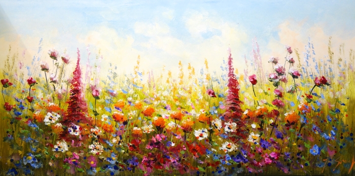Kleurrijke bloemenweide met diverse kleuren, waaronder rozen en paarse bloemen, onder een heldere blauwe lucht.