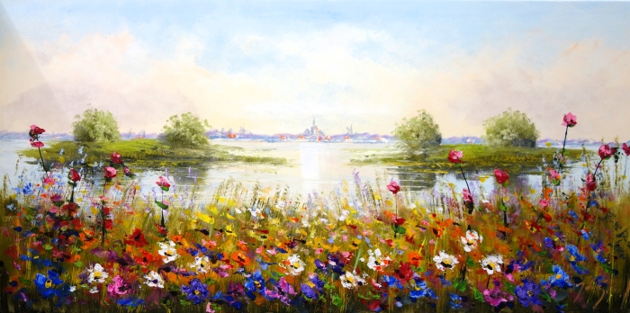 Kleurrijke bloemen in felle tinten bloeien in een schilderachtige weide, met een rustige waterpartij op de achtergrond.