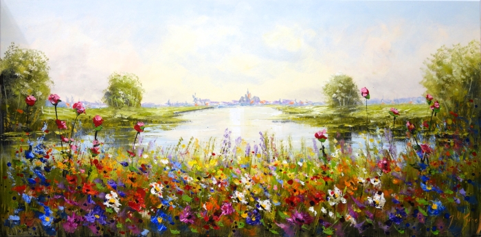 Kleurrijke bloemvelden met roze rozen en diverse bloemen aan een rustige spiegelende waterkant onder een heldere lucht. Kleurrijke bloemvelden met roze rozen en diverse bloemen aan een rustige spiegelende waterkant onder een heldere lucht.