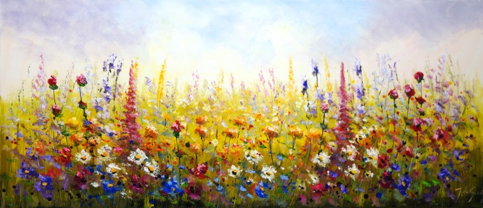 Kleurrijke bloemenweide met variërende tinten van geel, roze, paars en blauw onder een helderblauwe lucht.