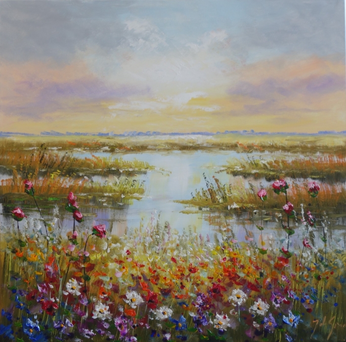 Kleurrijke bloemen in bloei voor een rustige waterpartij onder een zachte, pastelachtige lucht aan de horizon. Kleurrijke bloemen in bloei voor een rustige waterpartij onder een zachte, pastelachtige lucht aan de horizon.