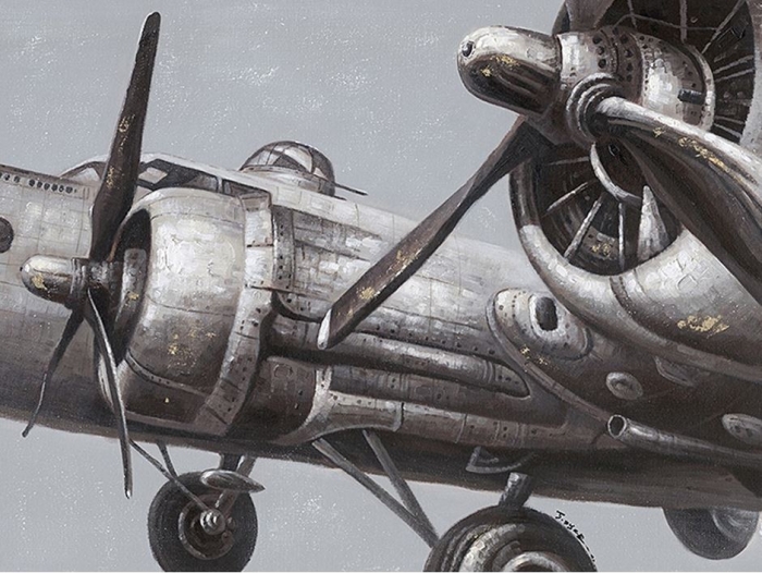 Oud-vintage vliegtuig met glanzende, metallic afwerking en grote propellers, vastgelegd op een neutrale grijze achtergrond.