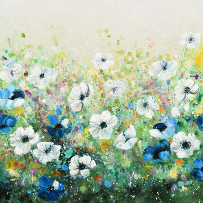 Witte en blauwe bloemen staan tussen kleurrijke spetters, met een zachte, lichtgroene achtergrond die de levendigheid accentueert.