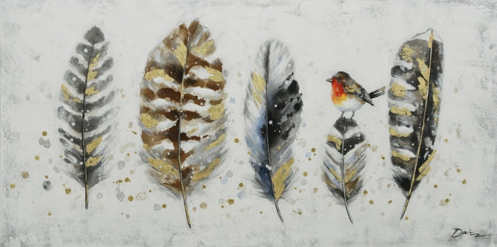 Kleurrijke veren in grijs, zwart en goud met een vogel met een oranje borstje, op een zachte witte achtergrond.