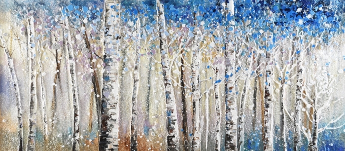 Bergachtige bossen met kleurrijke schildertechniek, waar witte berkenstammen en abstracte blauwe en paarse bladeren opvallen. Bergachtige bossen met kleurrijke schildertechniek, waar witte berkenstammen en abstracte blauwe en paarse bladeren opvallen.