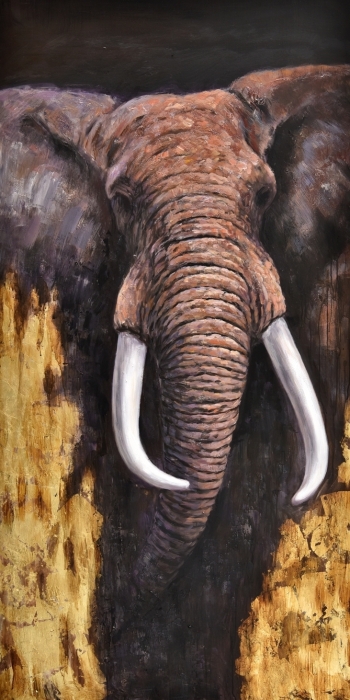 Een majestueuze olifant met een rijke, bruine huid en grote, witte slagtanden tegen een donkere, abstracte achtergrond. Een majestueuze olifant met een rijke, bruine huid en grote, witte slagtanden tegen een donkere, abstracte achtergrond.