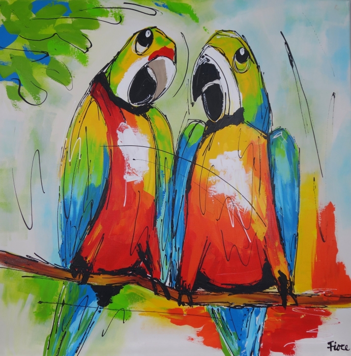 Twee kleurrijke papegaaien in fel oranje, groen en blauw staan op een tak tegen een zachte, abstracte achtergrond.
