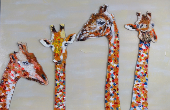 Vijf kleurrijk geschilderde giraffen met een abstracte achtergrond, met expressieve streken en diverse tinten oranje en bruin. Vijf kleurrijk geschilderde giraffen met een abstracte achtergrond, met expressieve streken en diverse tinten oranje en bruin.